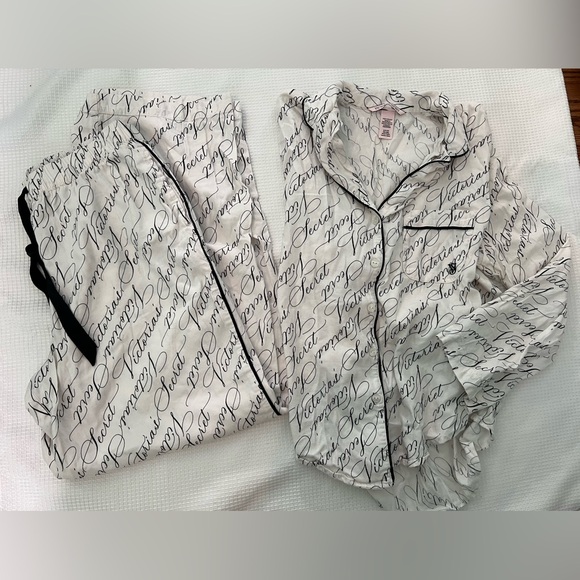 Victoria's Secret Flannel White Script Long Pajama Set Size Small - Picture 3 of 8